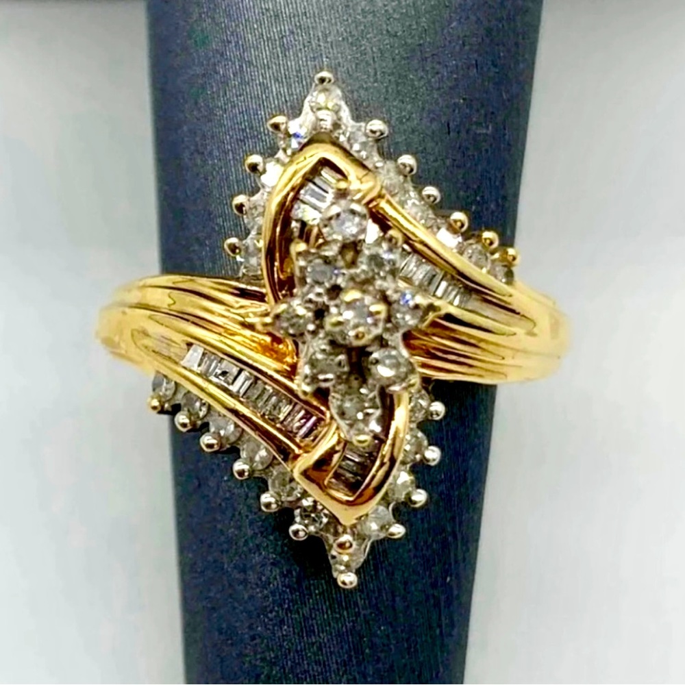 10k gold and diamond ring
Stamped 10k and size 5 1/2
5.57g